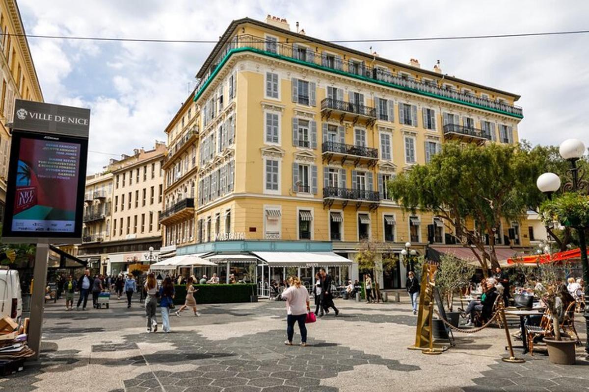 Velká žlutá budova s lidmi jdoucími po ulici