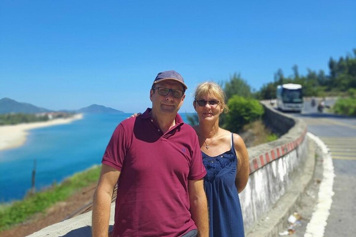 muž a žena stojící vedle silnice