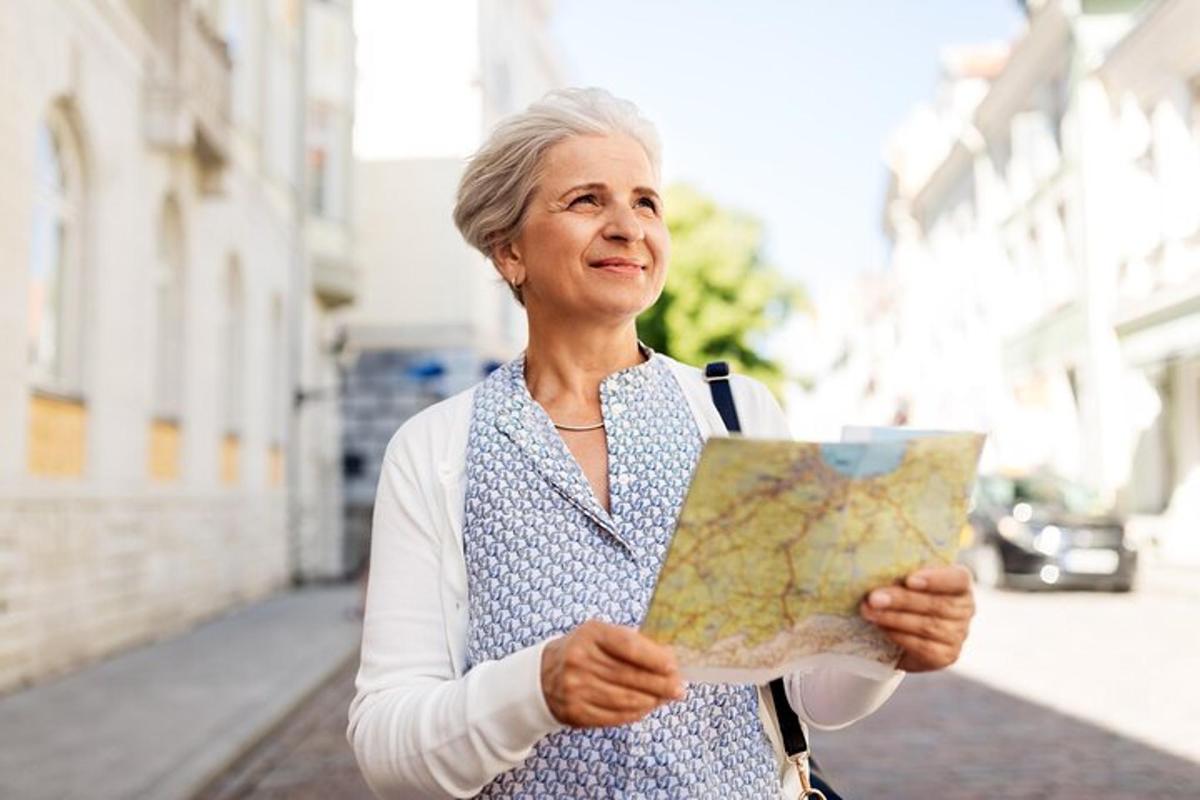 una donna anziana sta guardando una mappa