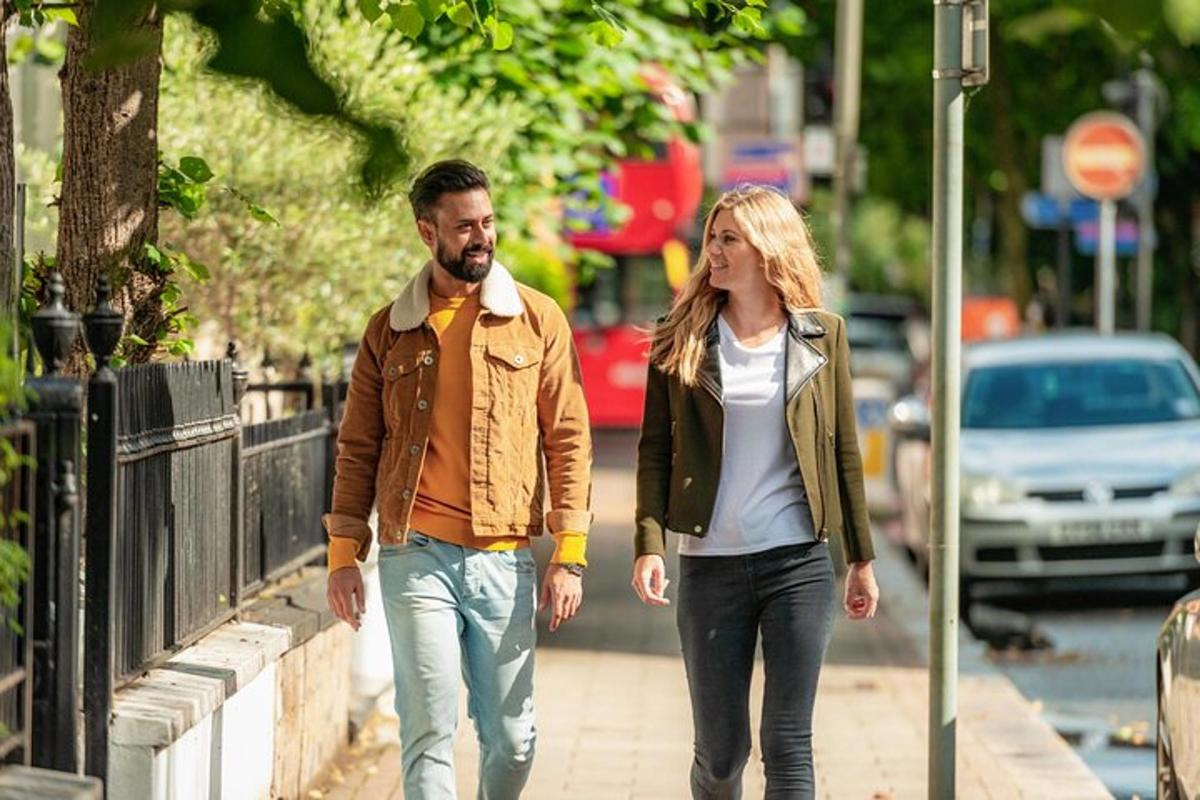 Un hombre y una mujer caminando por una acera