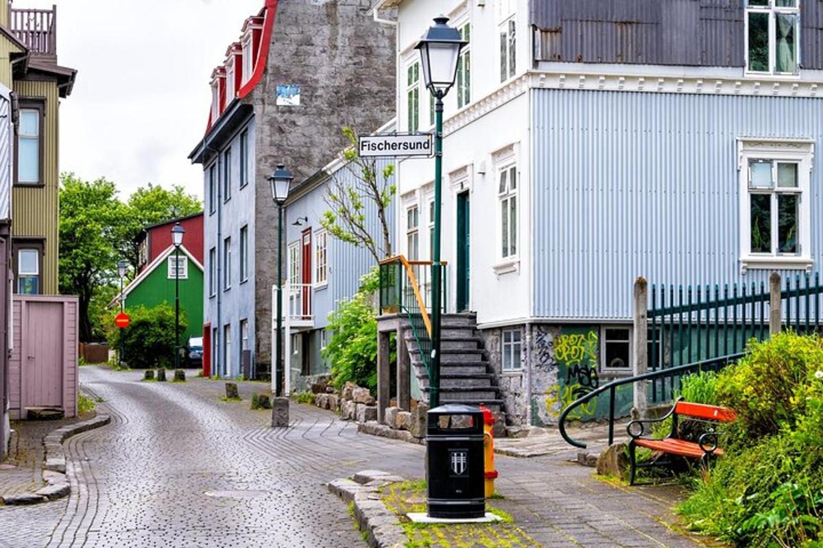 en gate med en søppelbøtte ved siden av en gate