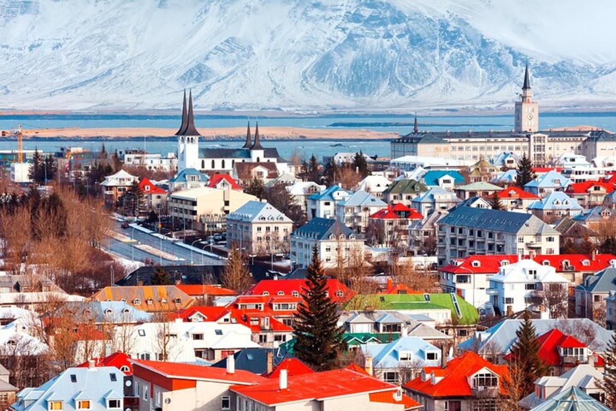 en by med et snødekt fjell i bakgrunnen