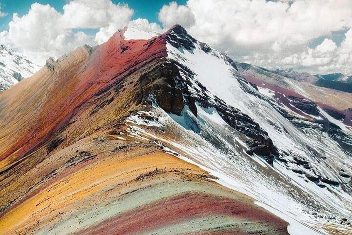 un dipinto di una montagna innevata