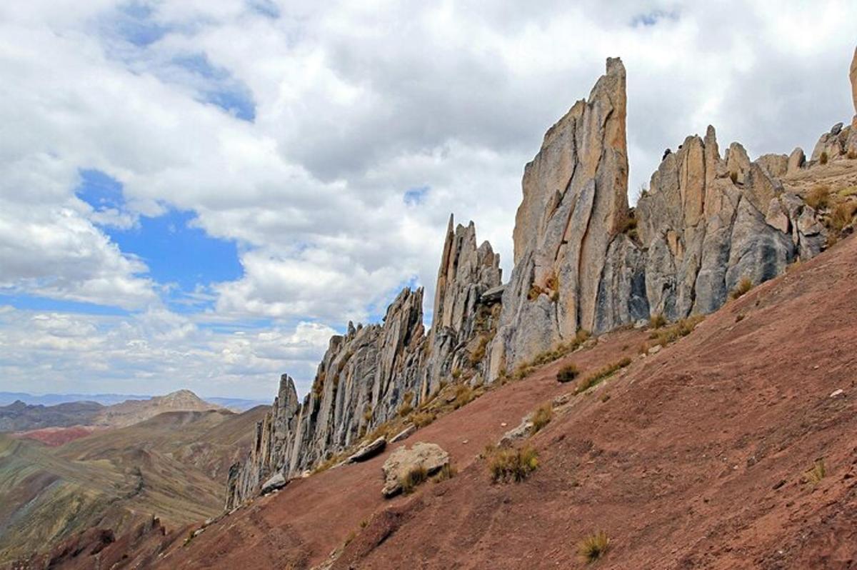 un gruppo di alte rocce su una collina