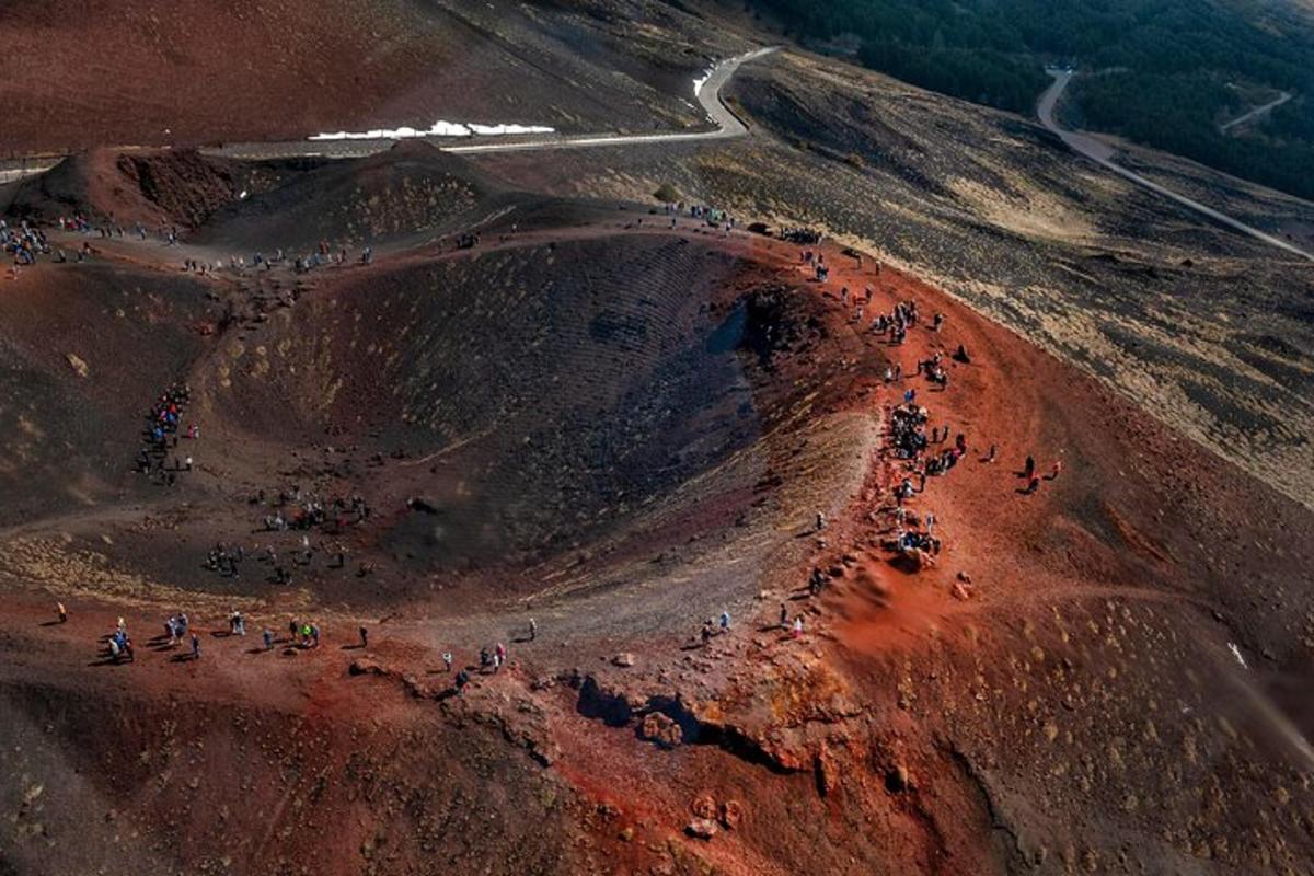 um grupo de pessoas em pé no topo de uma montanha