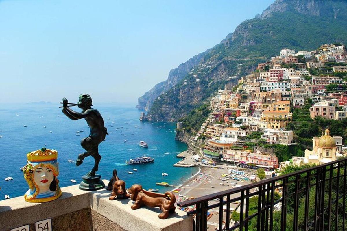 uma estátua de um homem em uma saliência com vista para uma cidade