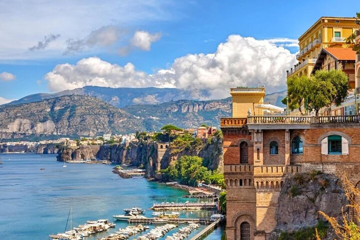 Una vista de la costa de Amalfi con barcos en el agua.