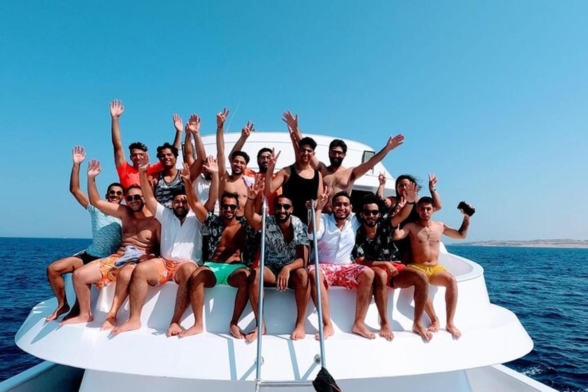 Un grupo de personas sentadas en un bote en el agua.
