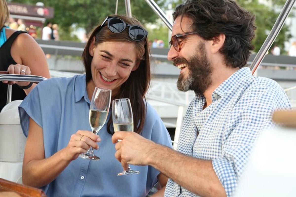 un bărbat și o femeie ținând pahare de vin