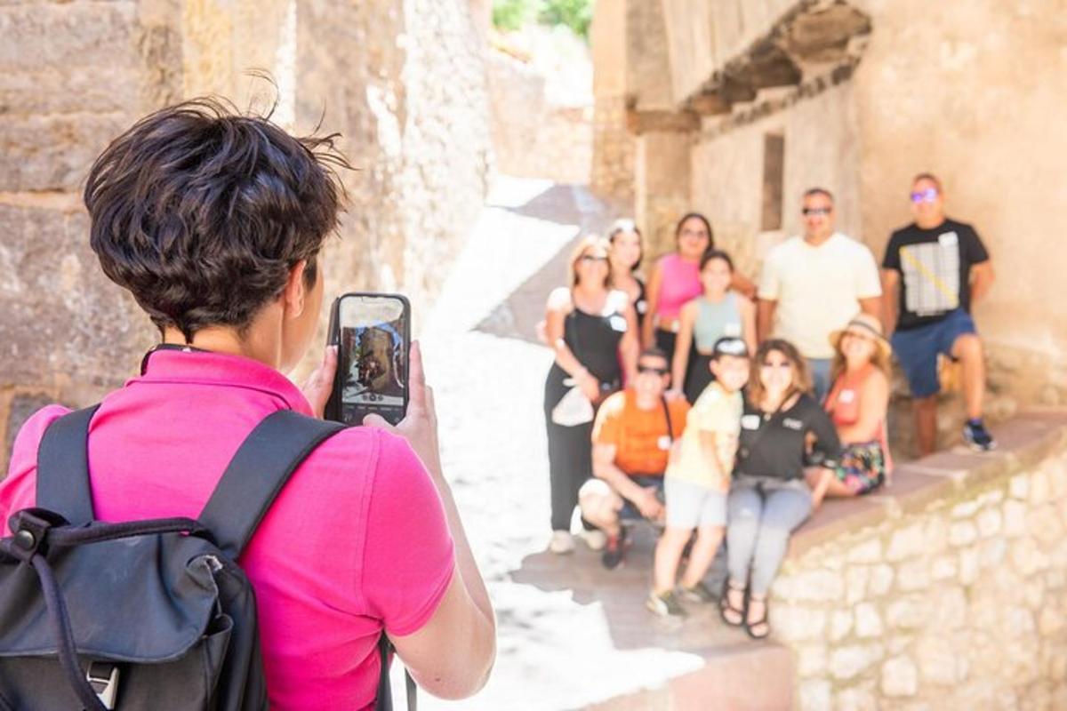 жена која фотографише групу људи