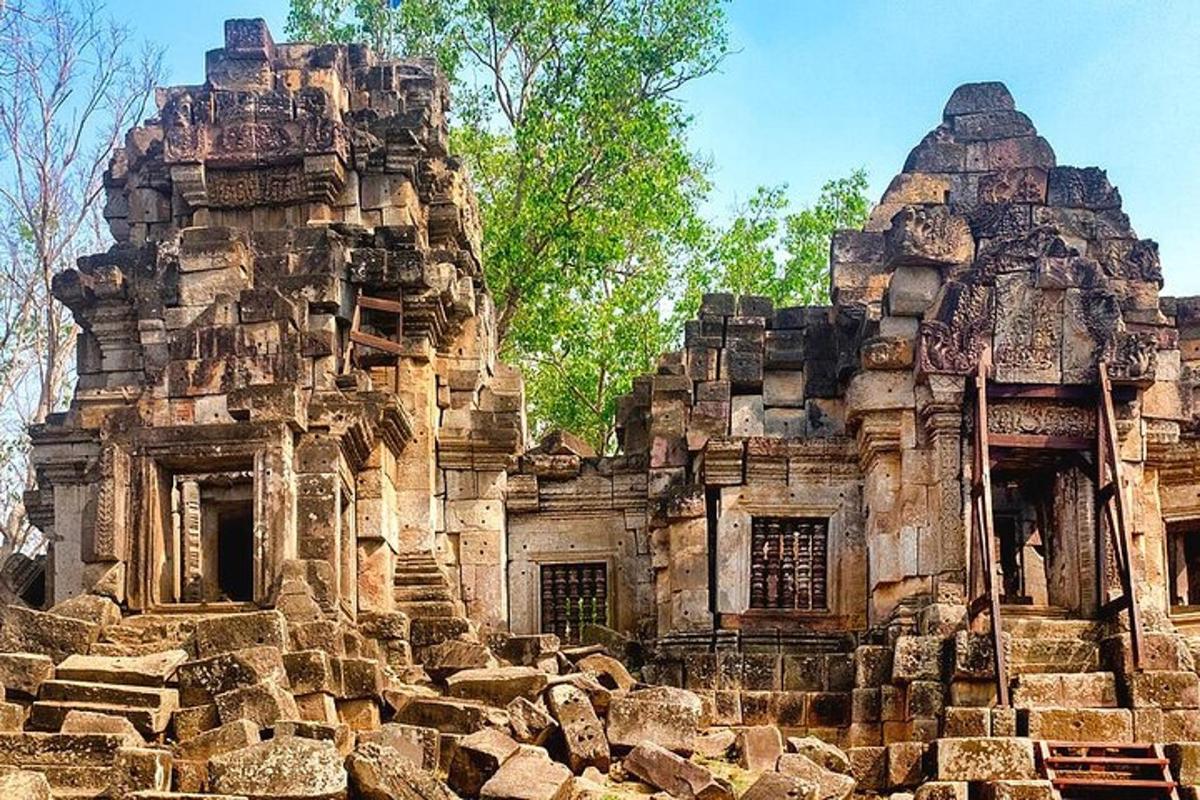 một tòa nhà đá cũ có hai tòa tháp