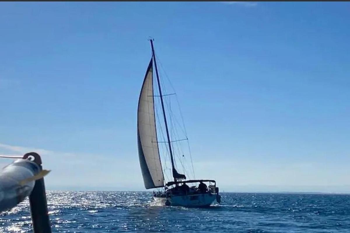 un voilier dans l'océan avec des gens dessus