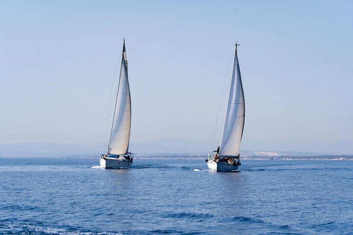 due barche a vela in acqua sull'oceano
