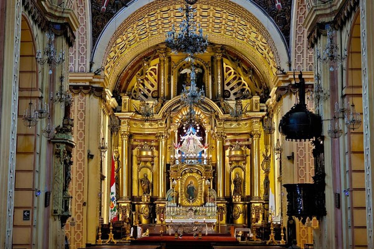 un gran altar de oro en una iglesia