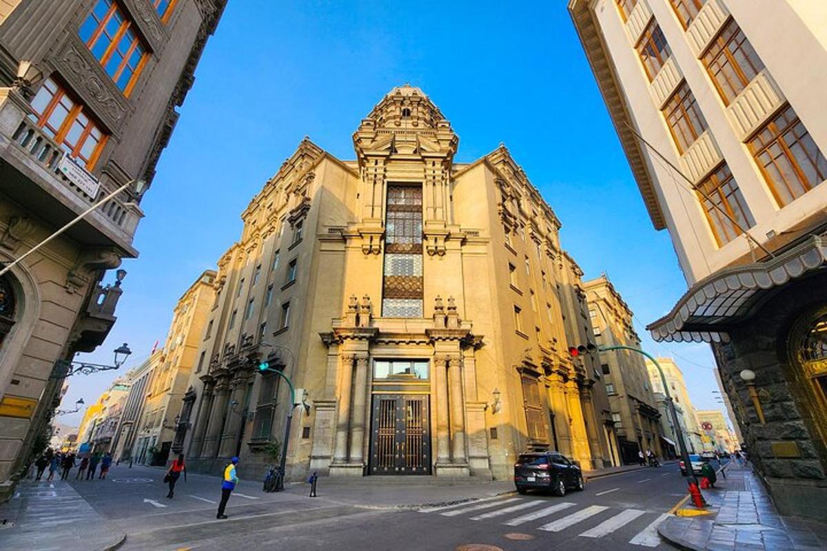 un gran edificio en una calle de una ciudad