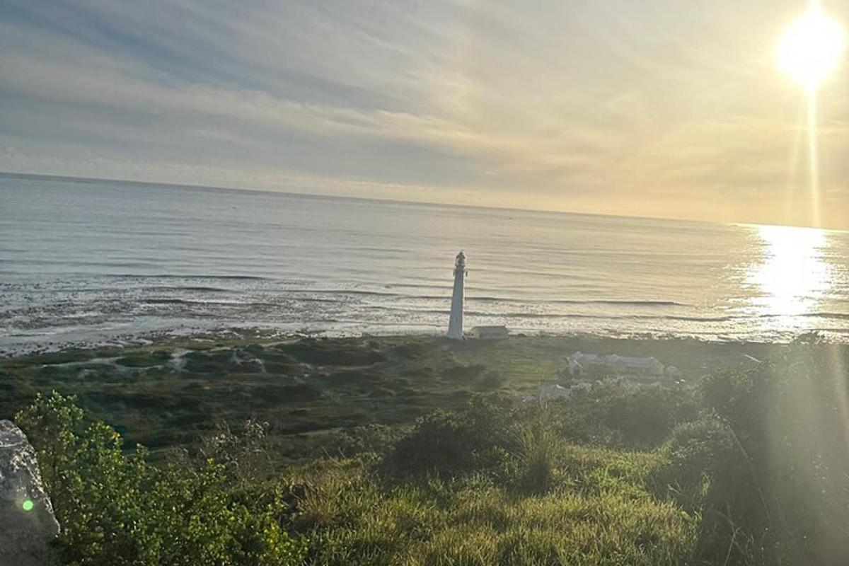 um farol no meio do oceano
