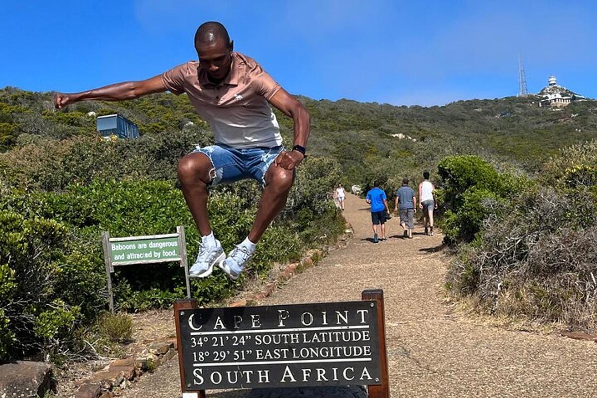 Un hombre saltando en el aire sobre un cartel
