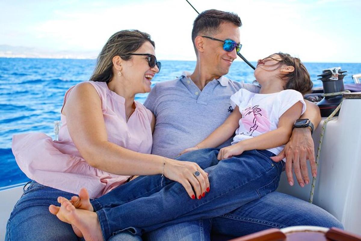 un uomo e una donna seduti su una barca con un bambino
