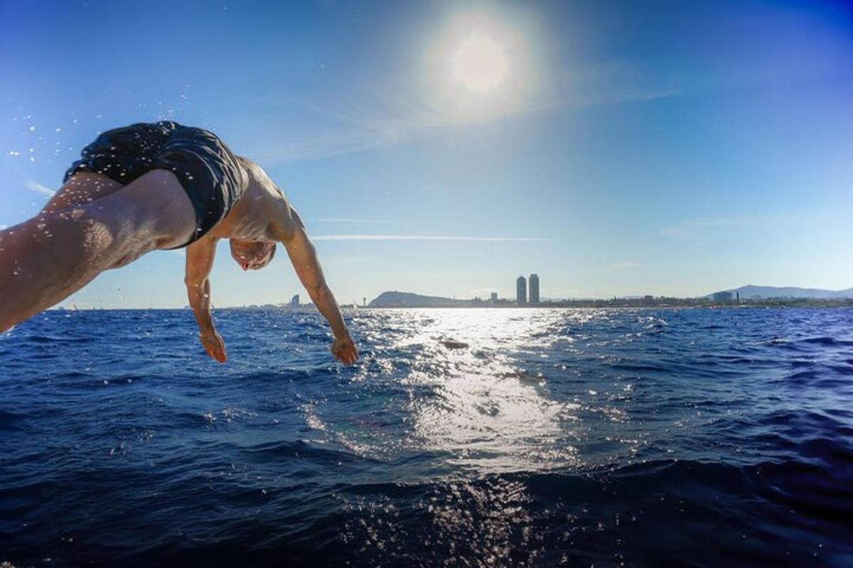 un uomo che salta in acqua da una barca