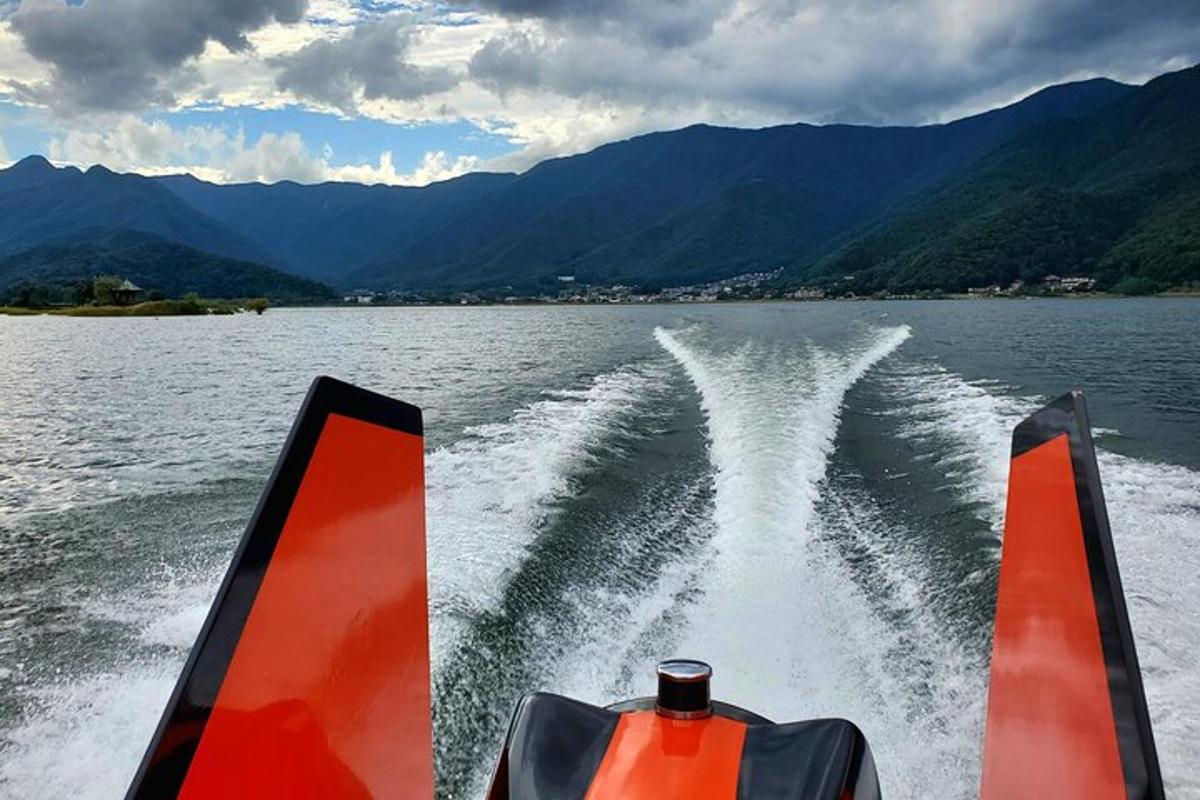um barco em um corpo d'água com montanhas