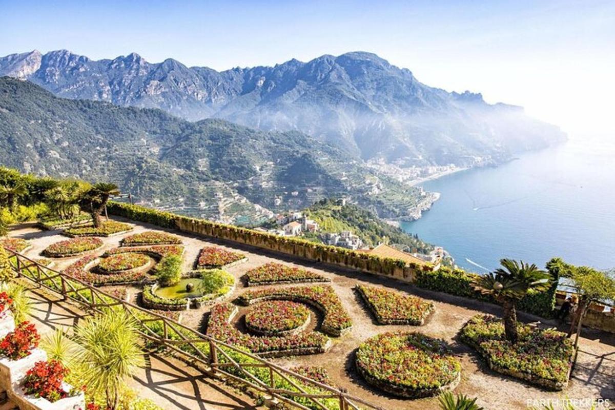 un jardí amb vistes a l'aigua i a les muntanyes
