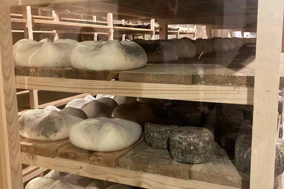 sýningarskápur fullur af hvítu brauði