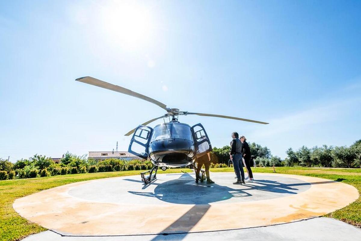 két ember áll egy helikopter mellett