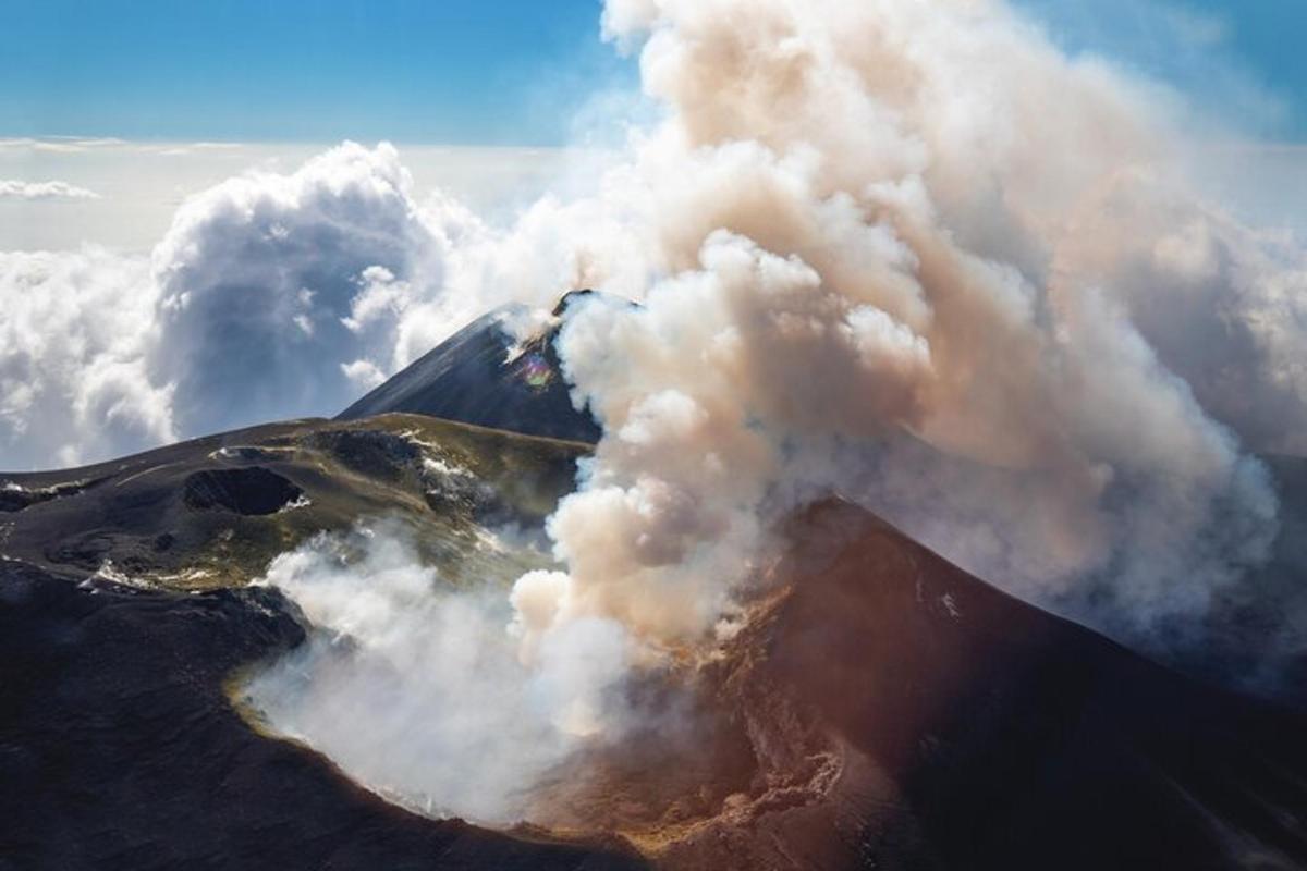 冒烟火山的鸟瞰图