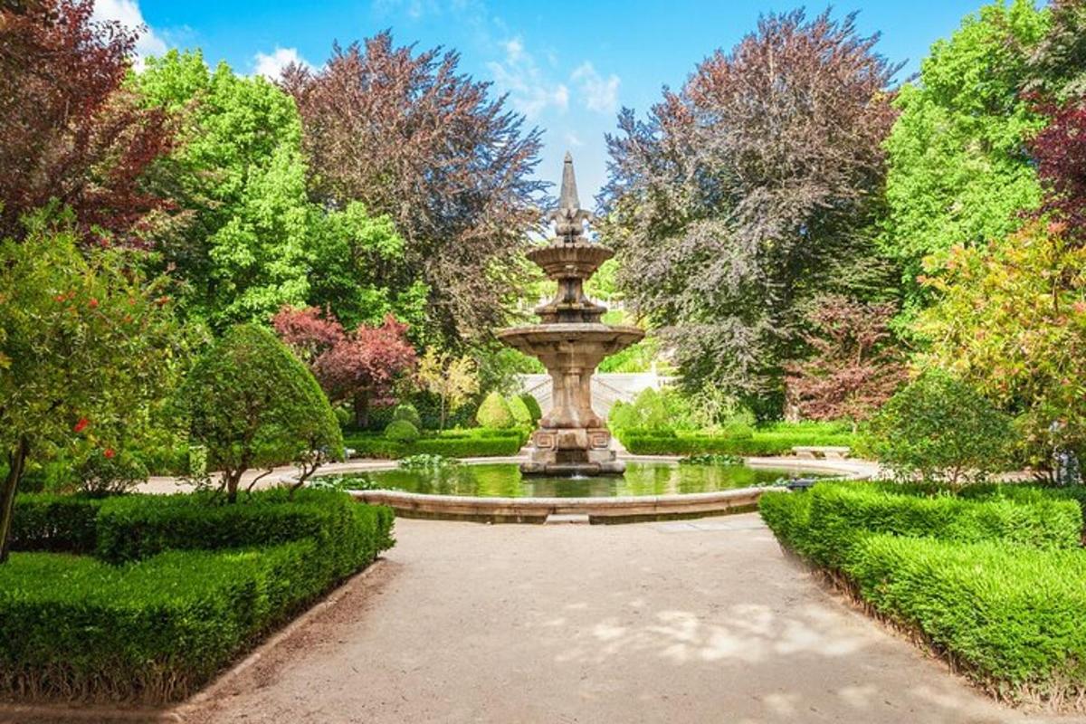 una fontana in mezzo a un giardino