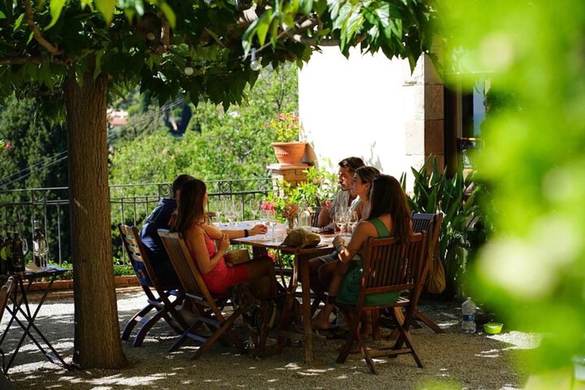 un gruppo di persone sedute a un tavolo sotto un albero