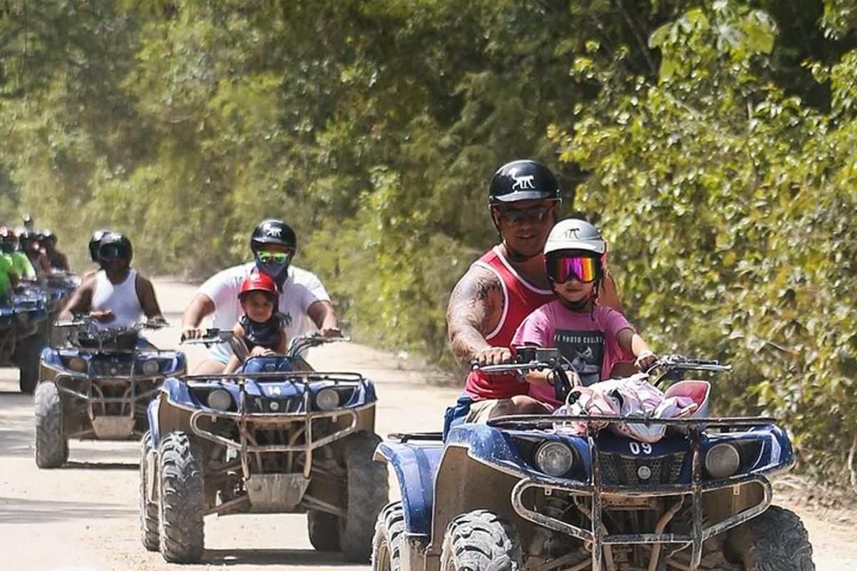 Μια ομάδα ανθρώπων που οδηγούν ATV σε έναν χωματόδρομο