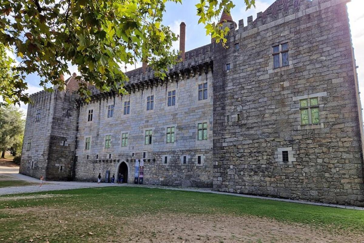 um grande edifício de tijolos com uma porta