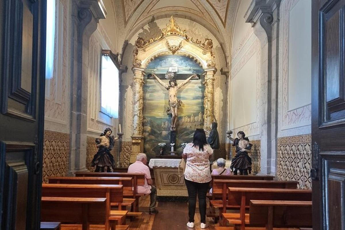 uma mulher parada em uma igreja olhando para uma pintura