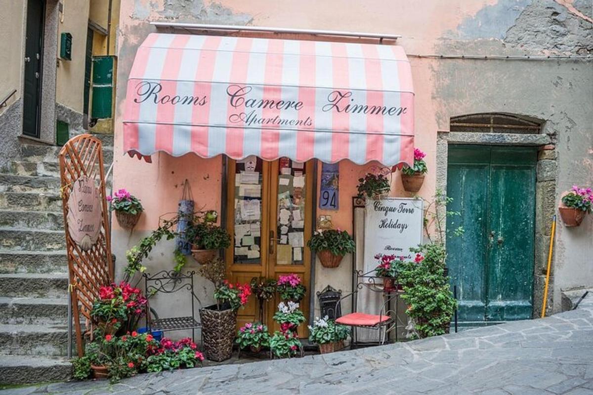 un ristorante con una tenda da sole rosa e bianca su un edificio