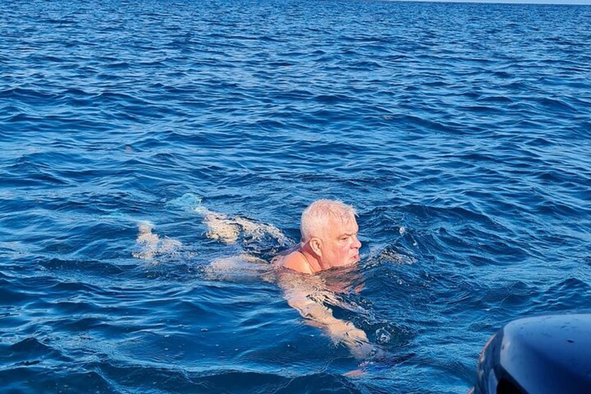 maður syndir í vatninu í sjónum