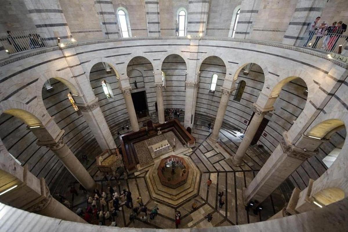 μια πανοραμική άποψη ενός μεγάλου κτιρίου με ανθρώπους μέσα σε αυτό