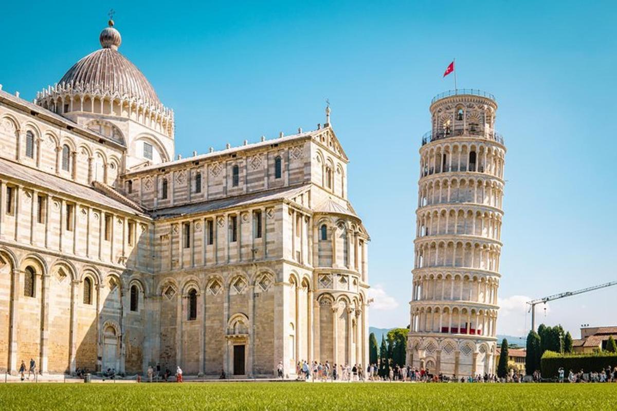 una foto della torre pendente e della cattedrale