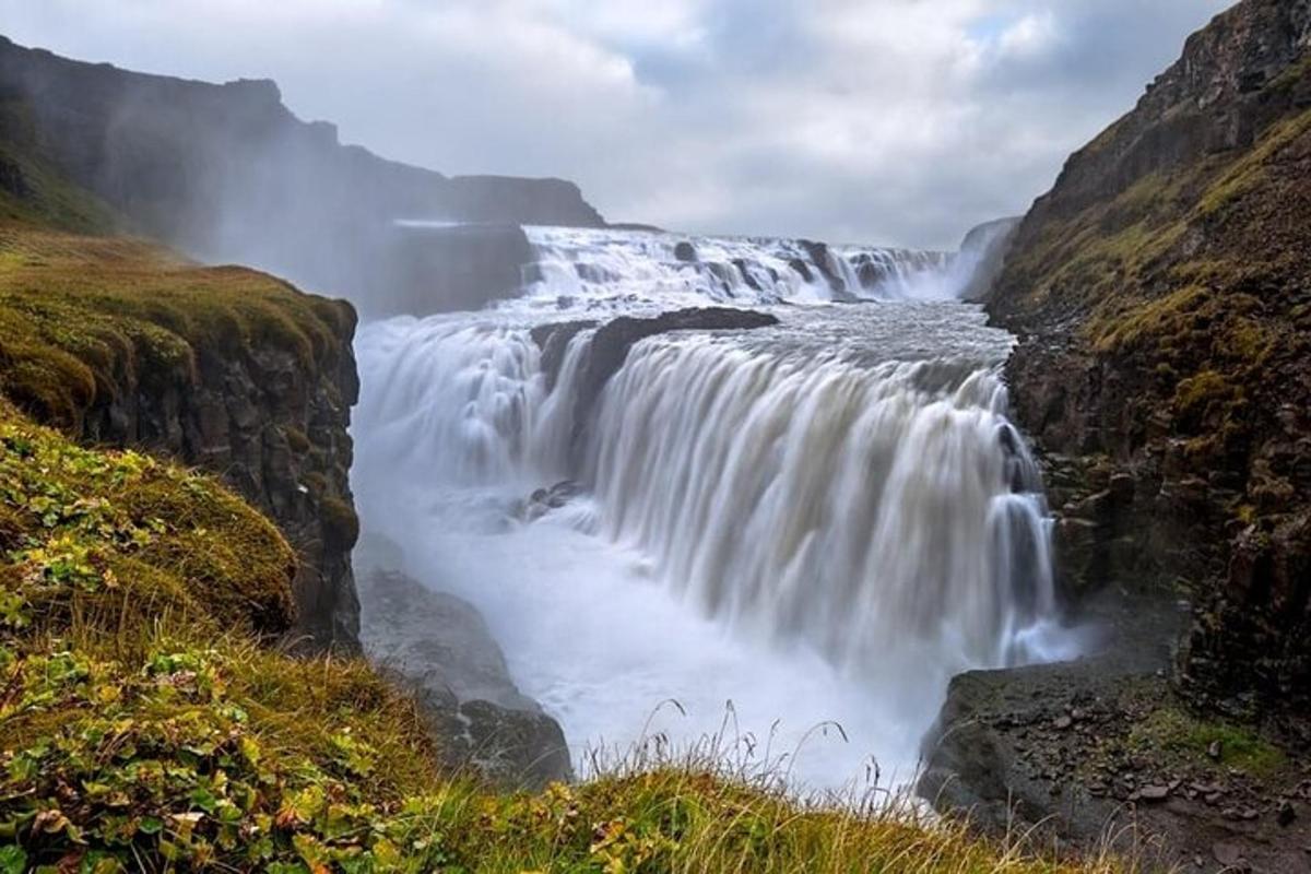uma cachoeira na encosta de uma montanha