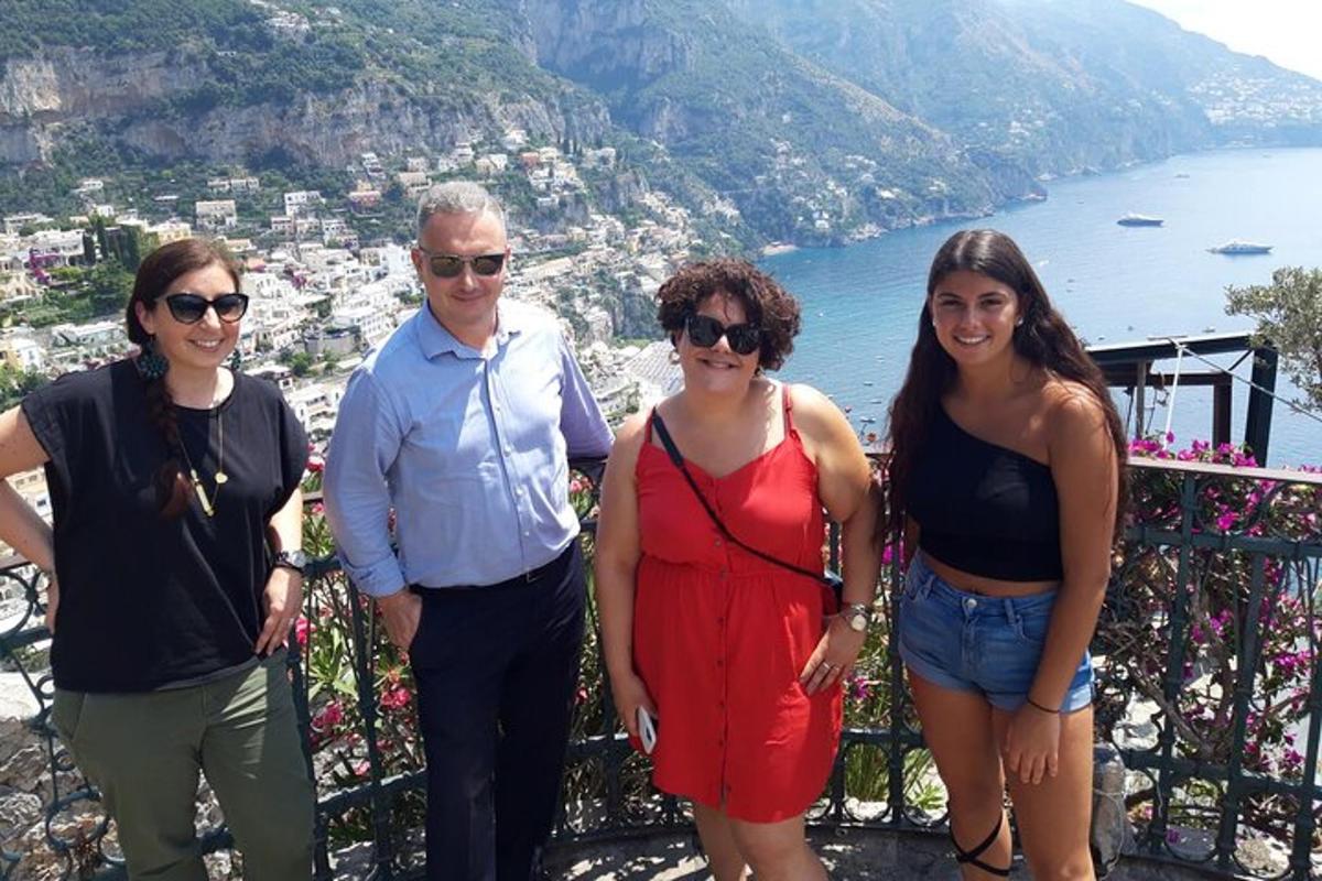 un grupo de personas de pie en la cima de una montaña