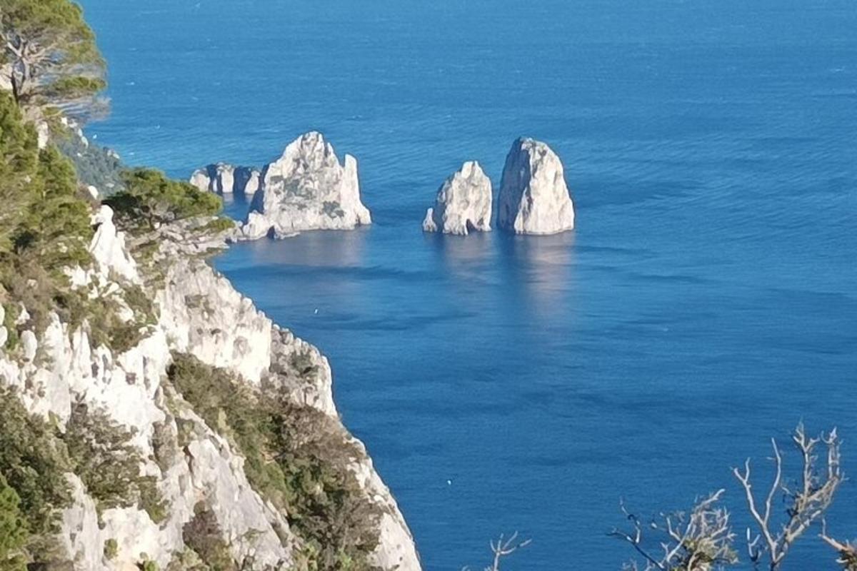 un gruppo di grandi rocce nell'acqua
