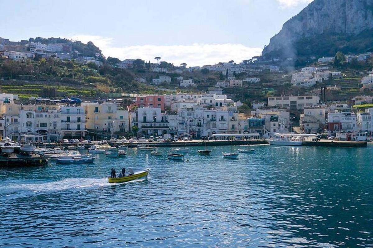 un gruppo di persone su una barca in uno specchio d'acqua
