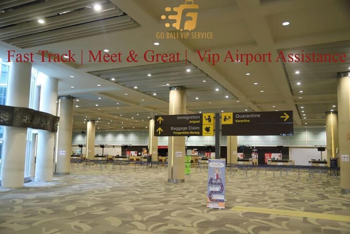 một sân bay trống rỗng với các biển báo ở giữa