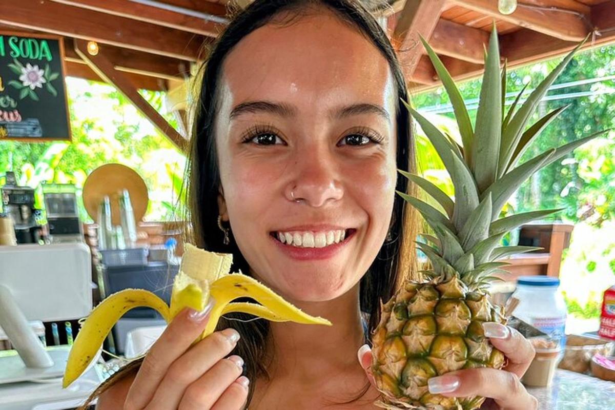Žena drží ananas a banán