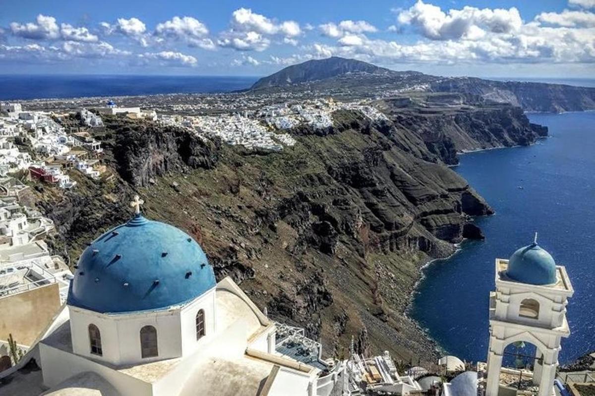 kostel s modrými kupolemi na útesu u oceánu