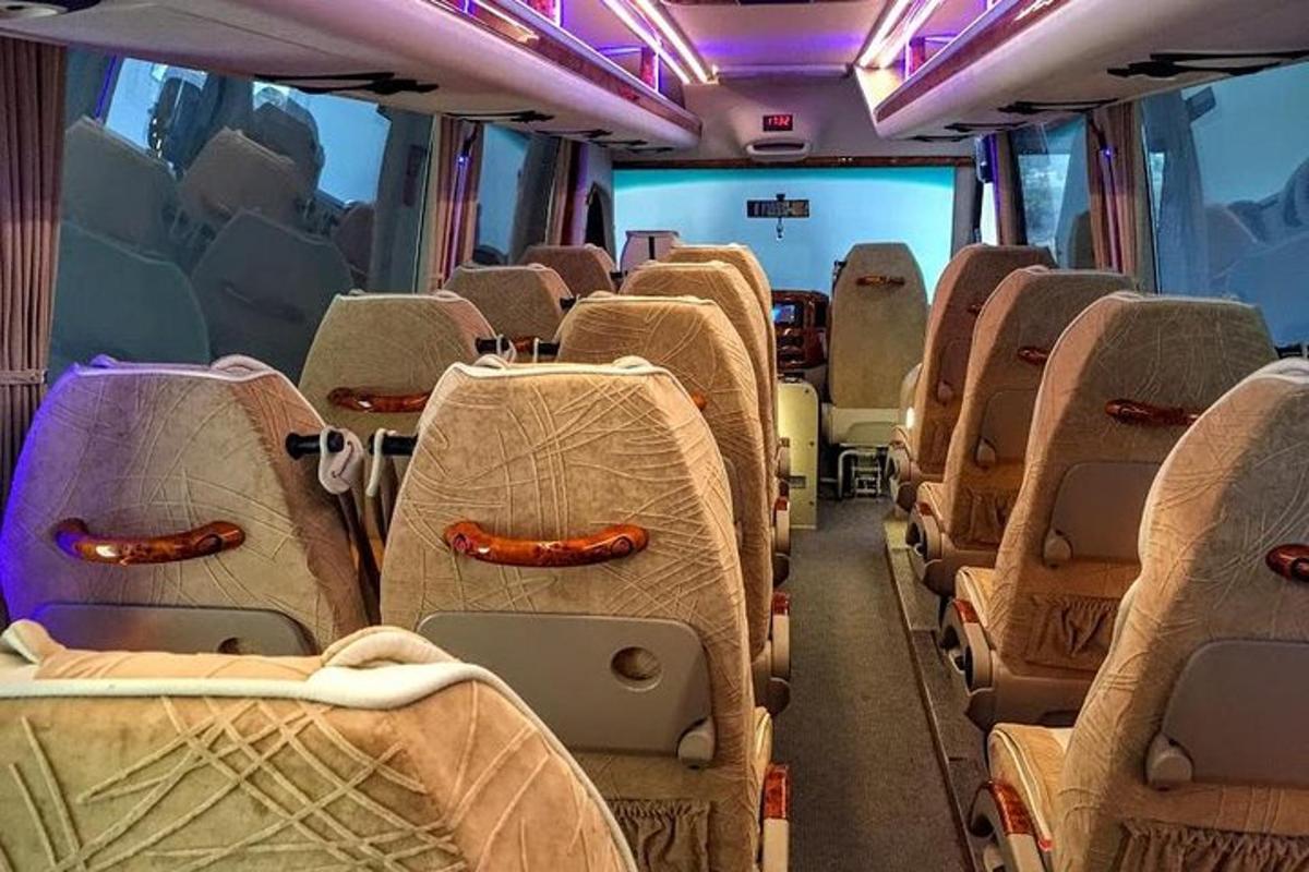 prazen vagon vlaka s praznimi sedeži na avtobusu