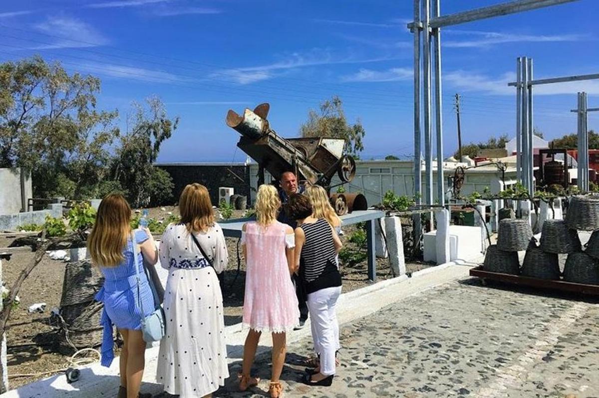 skupina detí pozerajúca sa na sochu lietadla