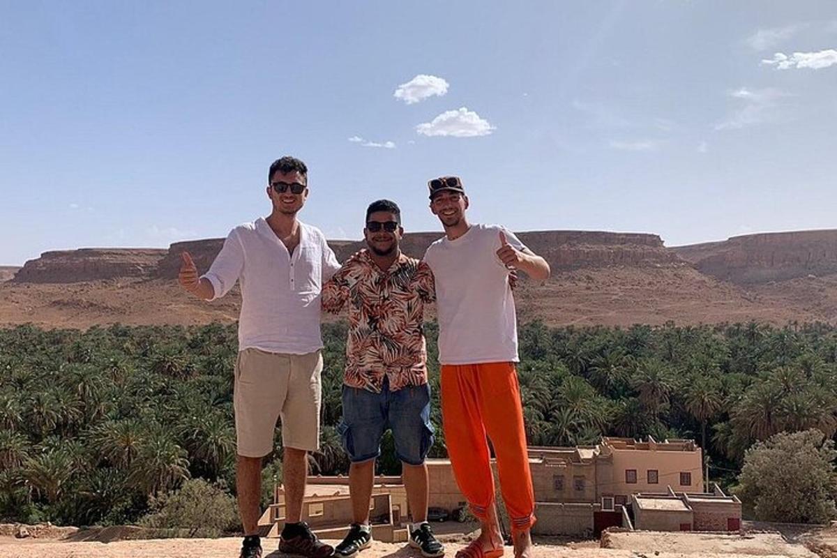 tre uomini posano per una foto nel deserto