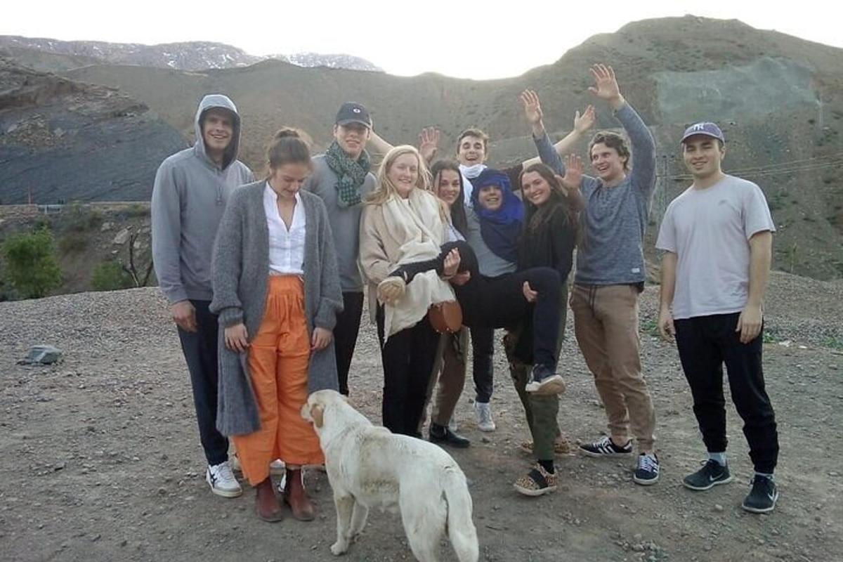 un gruppo di persone in posa per una foto con un cane
