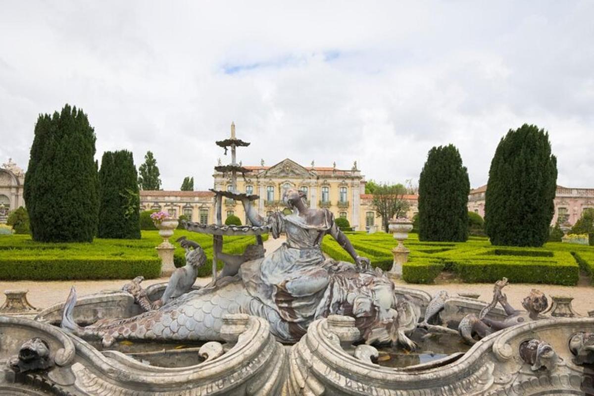 o fântână în fața unei clădiri cu o statuie