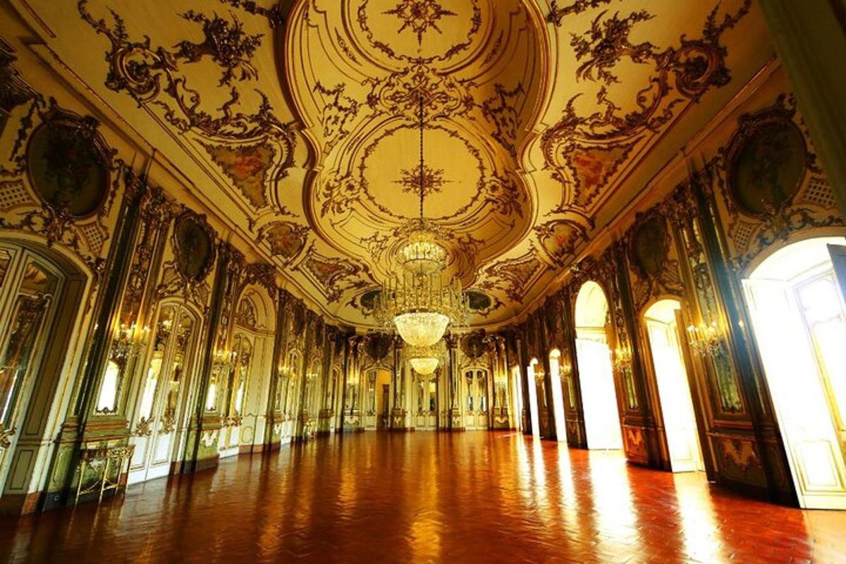 o cameră ornamentată, cu podea și tavan din lemn